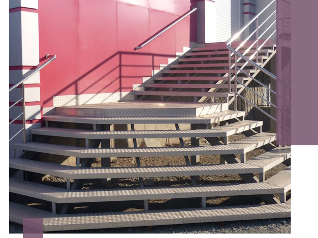 Лестницы для магазина в Новомосковске — изготовление и монтаж