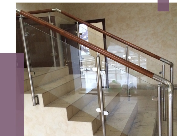 Комбинированные перила из металла и дерева в Новомосковске