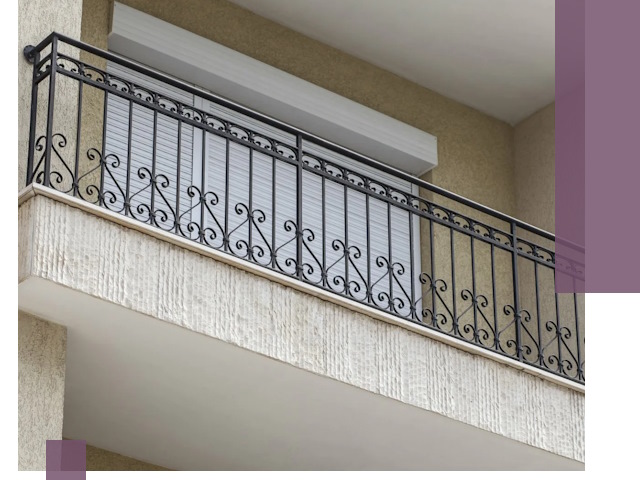 Балконные ограждения из металла и стекла в Новомосковске для домов