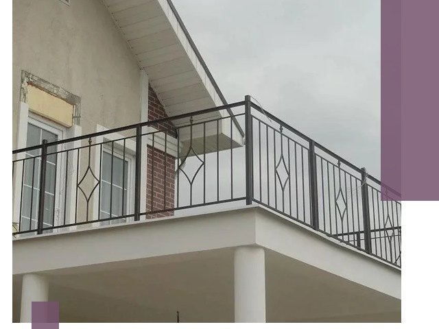 Изготовление балконных ограждений в Новомосковске из металла и стекла